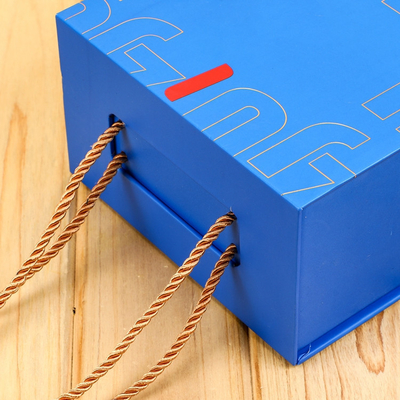Flattern Sie Schließungs-steifes Geschenk-das Verpackenkasten-Buch, das mit Griff-Kleidungs-Schuhen geformt wird